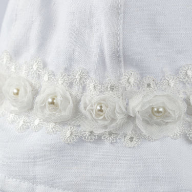 Cappello corolla con lacci e roselline