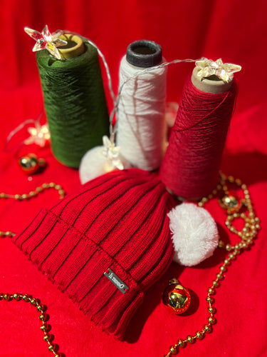 Berretto rosso in lana merinos a coste con 2 Pompon di lana