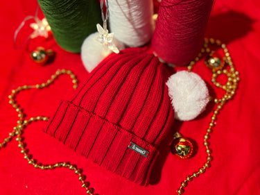 Berretto rosso in lana merinos a coste con 2 Pompon di lana