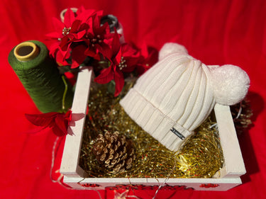 Berretto bianco in lana merinos a coste con 2 Pompon di lana