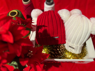 Berretto bianco in lana merinos a coste con 2 Pompon di lana