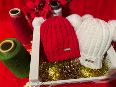 Berretto rosso in lana merinos a coste con 2 Pompon di lana